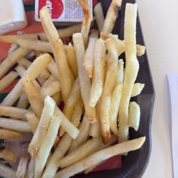 Burger King Marina Şubesinde Patateslerde Kararma Ve İçeceklerde Sıcaklık Sorunu