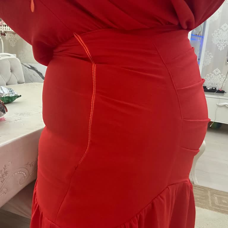 Görseldekiyle Uyuşmayan Renk Ve Kusurlu Elbise, Satıcı İadeyi Reddediyor
