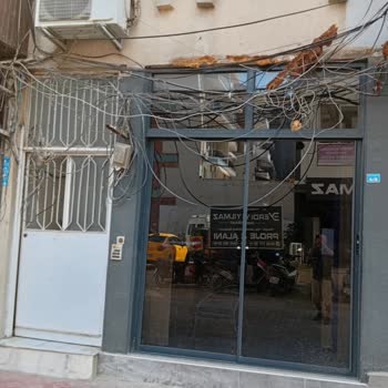 Türk Telekom Kabloları Dükkan Ön Cephesini Engelliyor Ve Tabela Kurulumunu İmkansız Hale Getiriyor
