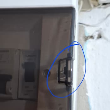 Yakın Elektrikçi İki Kez Defolu Ürün Takıldı