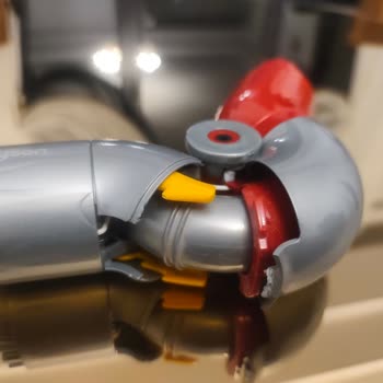 Dyson V12 Detect Slim Aparatı Tekrar Kırıldı, Kullanıcı Hatası İddiası Ve Ücretsiz Değişim Talebi
