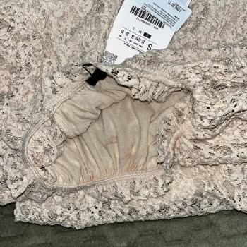 Zara'dan Gelen Dantel Elbise Lekeli Ve Kötü Kokulu, Hijyen Şüphesi Oluşturdu