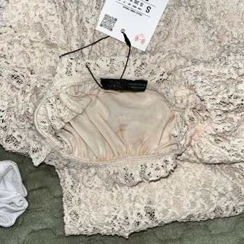 Zara'dan Gelen Dantel Elbise Lekeli Ve Kötü Kokulu, Hijyen Şüphesi Oluşturdu