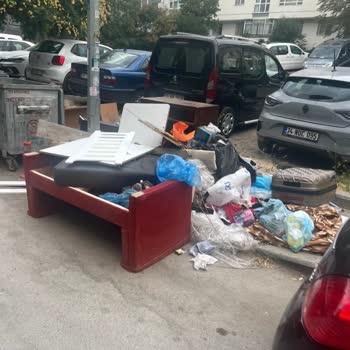Barış Apartmanı Çevresinde Birikmiş Çöpler Ve Molozların Acil Temizlenmesi