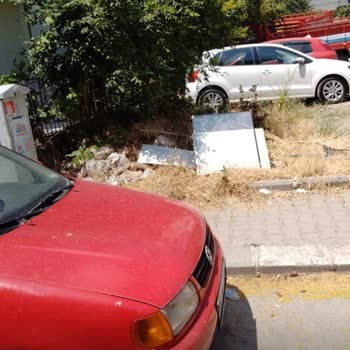 Barış Apartmanı Çevresinde Birikmiş Çöpler Ve Molozların Acil Temizlenmesi