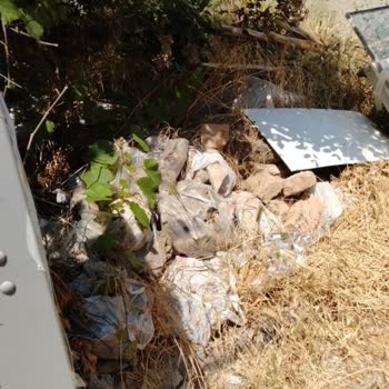 Barış Apartmanı Çevresinde Birikmiş Çöpler Ve Molozların Acil Temizlenmesi