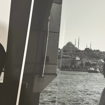 Tekdüze Pozlar Ve Özensiz Düzenleme Nedeniyle Memnuniyetsizlik