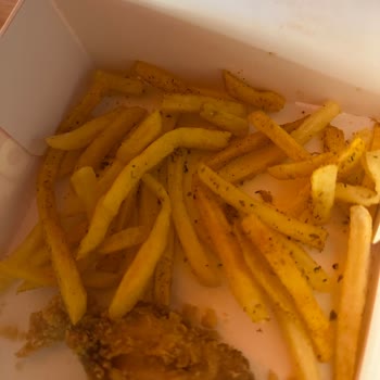 Popeyes Aksu Altıntaş Şubesinde Sert Nugget Ve Bayat Patates, Çalışanların İlgisiz Tavırları
