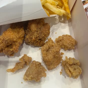 Popeyes Aksu Altıntaş Şubesinde Sert Nugget Ve Bayat Patates, Çalışanların İlgisiz Tavırları
