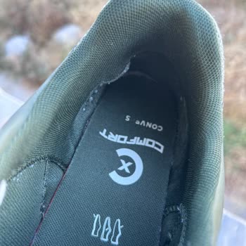Converse Ayakkabısının İç Astarı Hızla Parçalandı, Mağaza Kullanıcı Hatası İddia Ediyor