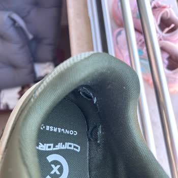 Converse Ayakkabısının İç Astarı Hızla Parçalandı, Mağaza Kullanıcı Hatası İddia Ediyor