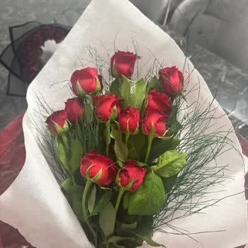 Çiçek Sepeti Vaat Edilen Büyük Kırmızı Güller Yerine Solmuş Ve Küçük Buket Teslim Edildi