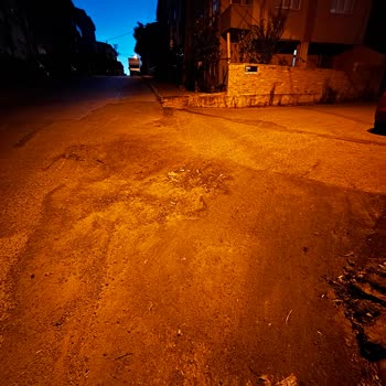 Namık Kemal Caddesi’ndeki Çukur Motosiklet Sürücülerine Ciddi Tehlike Oluşturuyor