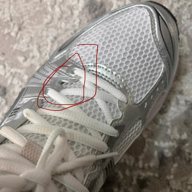 Az Kullanım Sonrası Asics Gel Kayano 14 Ayakkabısının Üst Bölümündeki Açıklık