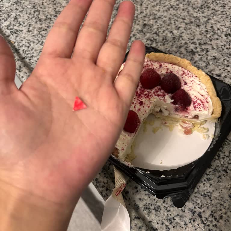 Coquette Çilekli Tartta Kırmızı Yabancı Madde Görüldü, Sağlık Endişesi Ve İade İsteği