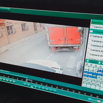 Dağıtım Aracının Çarpmasıyla Klimam Düşmek Üzere, Acil Güvenlik Ve Tamir Talebi