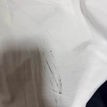 Pantolon İçindeki Kaymayı Önleyici Şerit Gömleklerde Siyah İz Bırakıyor