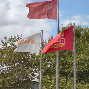 Atakum Migros Otoparkındaki Yırtılmış Türk Bayrağı Hemen Değiştirilmeli