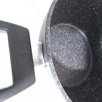Granit Tencere Takımı Ve Doğrama Tahtalarındaki Kısa Sürede Çizik Ve Aşınma