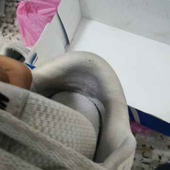 Nike Ayakkabısı Kısa Sürede Çöktü, Mağaza Üretim Hatası Olmadığını İddia Ediyor