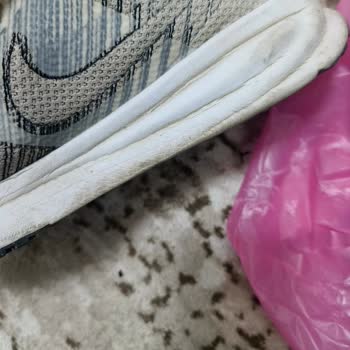 Nike Ayakkabısı Kısa Sürede Çöktü, Mağaza Üretim Hatası Olmadığını İddia Ediyor