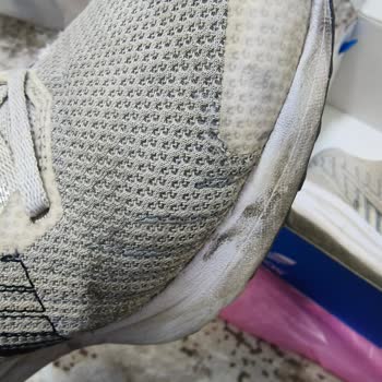Nike Ayakkabısı Kısa Sürede Çöktü, Mağaza Üretim Hatası Olmadığını İddia Ediyor