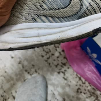 Nike Ayakkabısı Kısa Sürede Çöktü, Mağaza Üretim Hatası Olmadığını İddia Ediyor