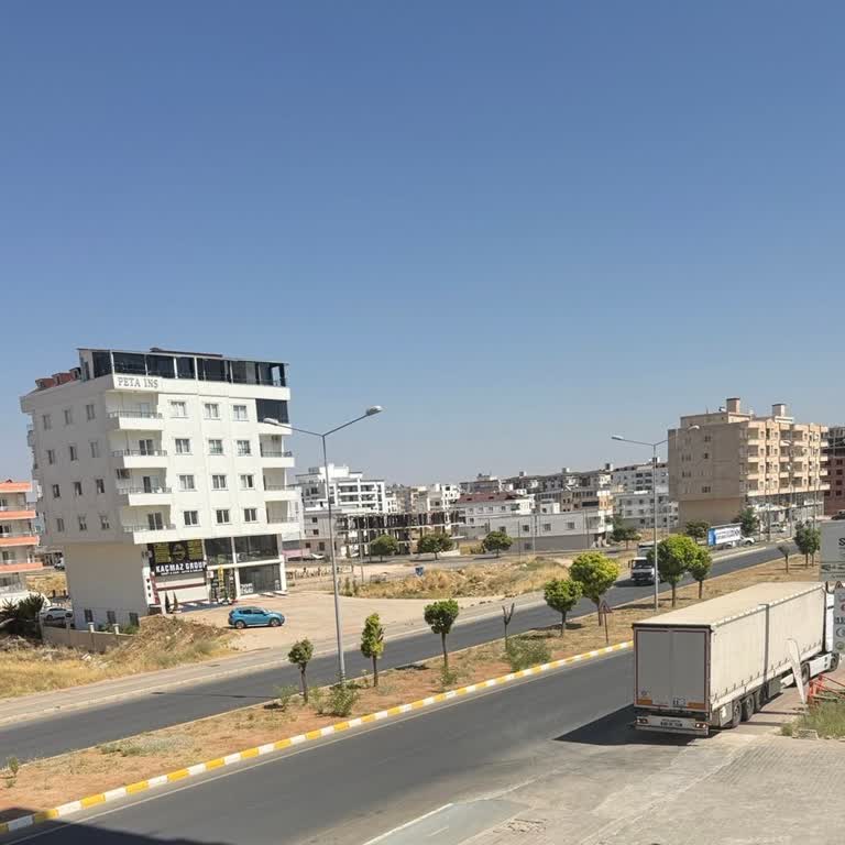 Midyat’ta Kaldırıma Çıkan Tırlar Yaya Güvenliğini Tehlikeye Atıyor
