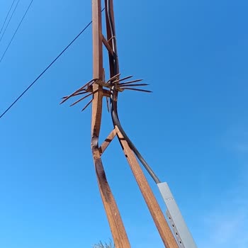 Hasarlı Elektrik Direği İçin Acil Müdahale Talebi