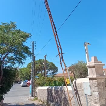 Hasarlı Elektrik Direği İçin Acil Müdahale Talebi