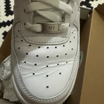 Ayıplı Nike Air Force Ayakkabısında 2 Saatte Deri Kırışması Ve Değişim Talebi