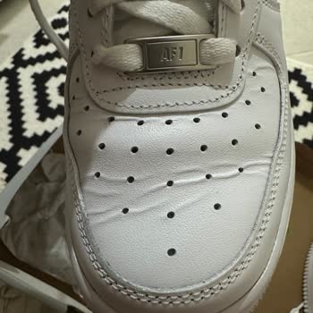 Ayıplı Nike Air Force Ayakkabısında 2 Saatte Deri Kırışması Ve Değişim Talebi