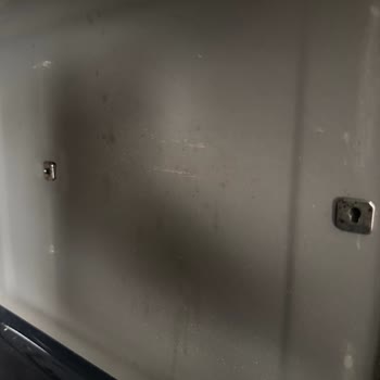 Yan Ve Arka Yüzeylerde Yağ Lekeleri Çıkarılamıyor, Garanti Değişim Talebi