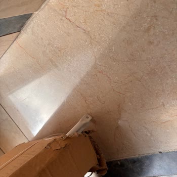 Hasarlı Paket Apartman Kapısının Yanına Bırakıldı