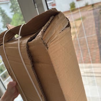 Hasarlı Paket Apartman Kapısının Yanına Bırakıldı