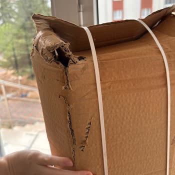 Hasarlı Paket Apartman Kapısının Yanına Bırakıldı