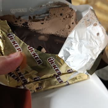 Şok Market’te Bozuk Ülker Çikolata Ve Gıda Güvenliği Endişesi