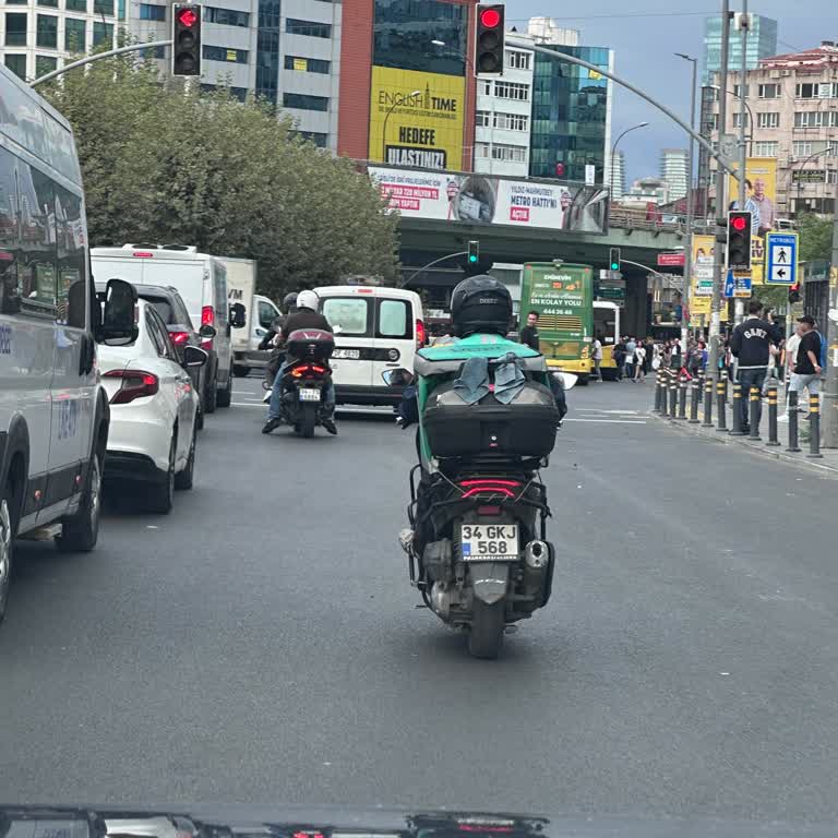 Uber Eats Kuryelerinin Sigara İçmesi Ve İzmarit Bırakması