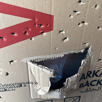 Horoz Lojistik Buzdolabını Apartman Kapısına Bırakıp Hasar Verdi