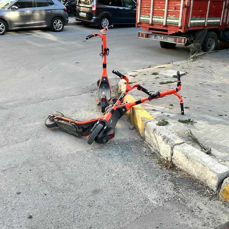 Beylikdüzü Yakuplu Mahallesinde Botbot Elektrikli Scooterları Güvenlik Tehdidi