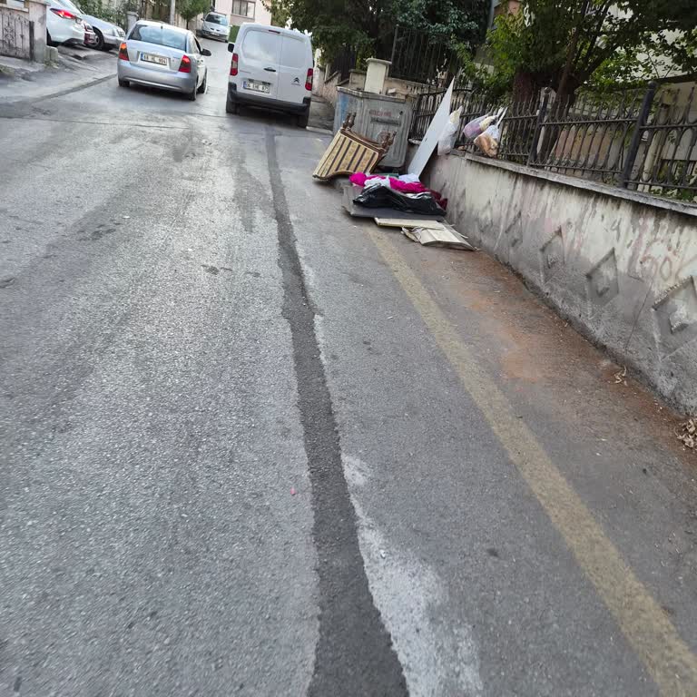 Ankara Etimesgut Elvan Mahallesi'nde Çöpler Ve Eski Eşyalar Birikiyor