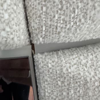 Kırık Parçalar Ve Çalışmayan LED Işıkları Yüzünden Yatak Odası Takımı Kullanılamaz