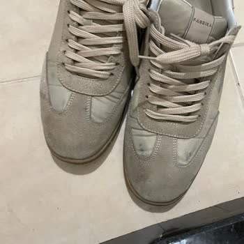 Süet Ve Deri Sneaker’da Nemli Bezle Temizlemede Renk Akması