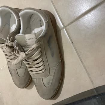 Süet Ve Deri Sneaker’da Nemli Bezle Temizlemede Renk Akması