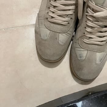Süet Ve Deri Sneaker’da Nemli Bezle Temizlemede Renk Akması
