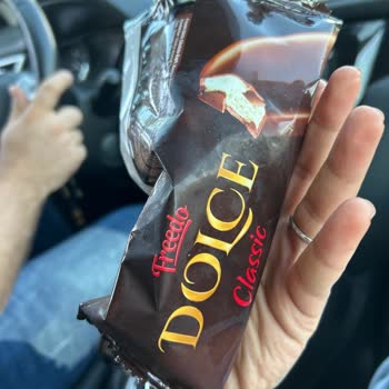 Sağlık Endişesi Yaratan Kırık Ve Kötü Kokulu Dondurma A101'den