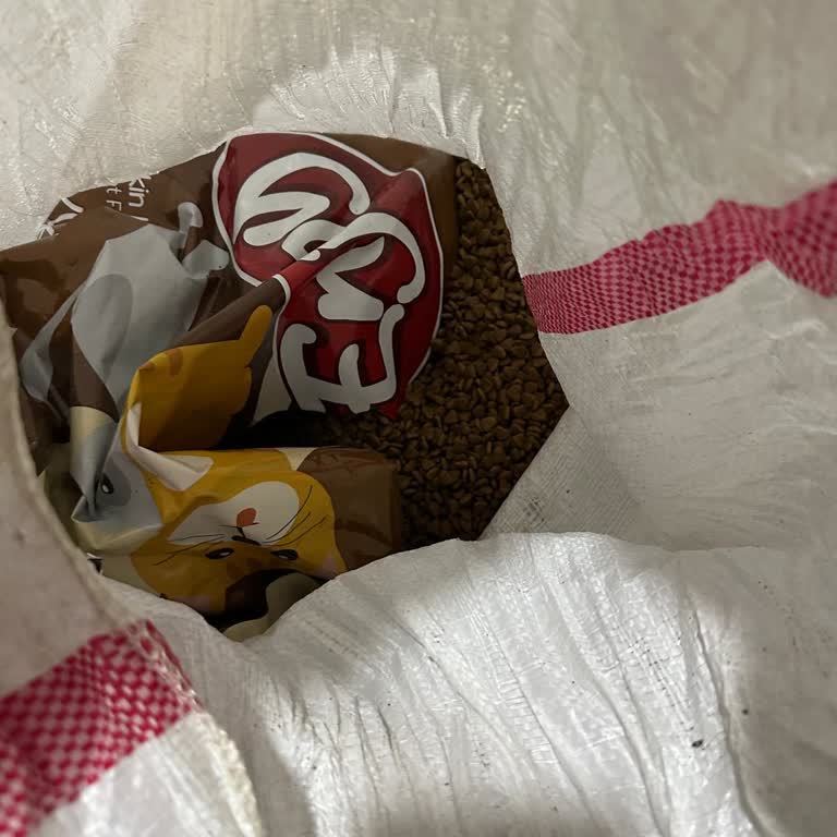 Patlak PTT Kargo Paketiyle Kedi Maması Dağınık Teslim Edildi