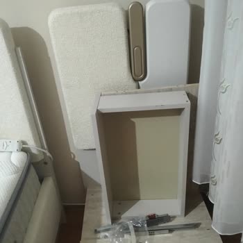 Kırık Çekmece Camı Ve Arızalı Komodinler İçin Gecikmeli Değişim Talebi