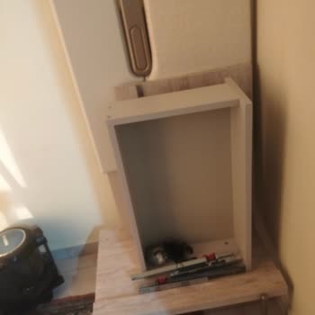 Kırık Çekmece Camı Ve Arızalı Komodinler İçin Gecikmeli Değişim Talebi