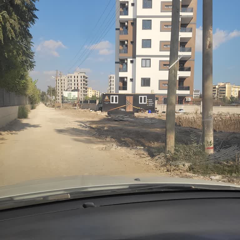 Açık Kanalizasyon Kapağı Ve Bozuk Yol İçin Acil Müdahale Talebi